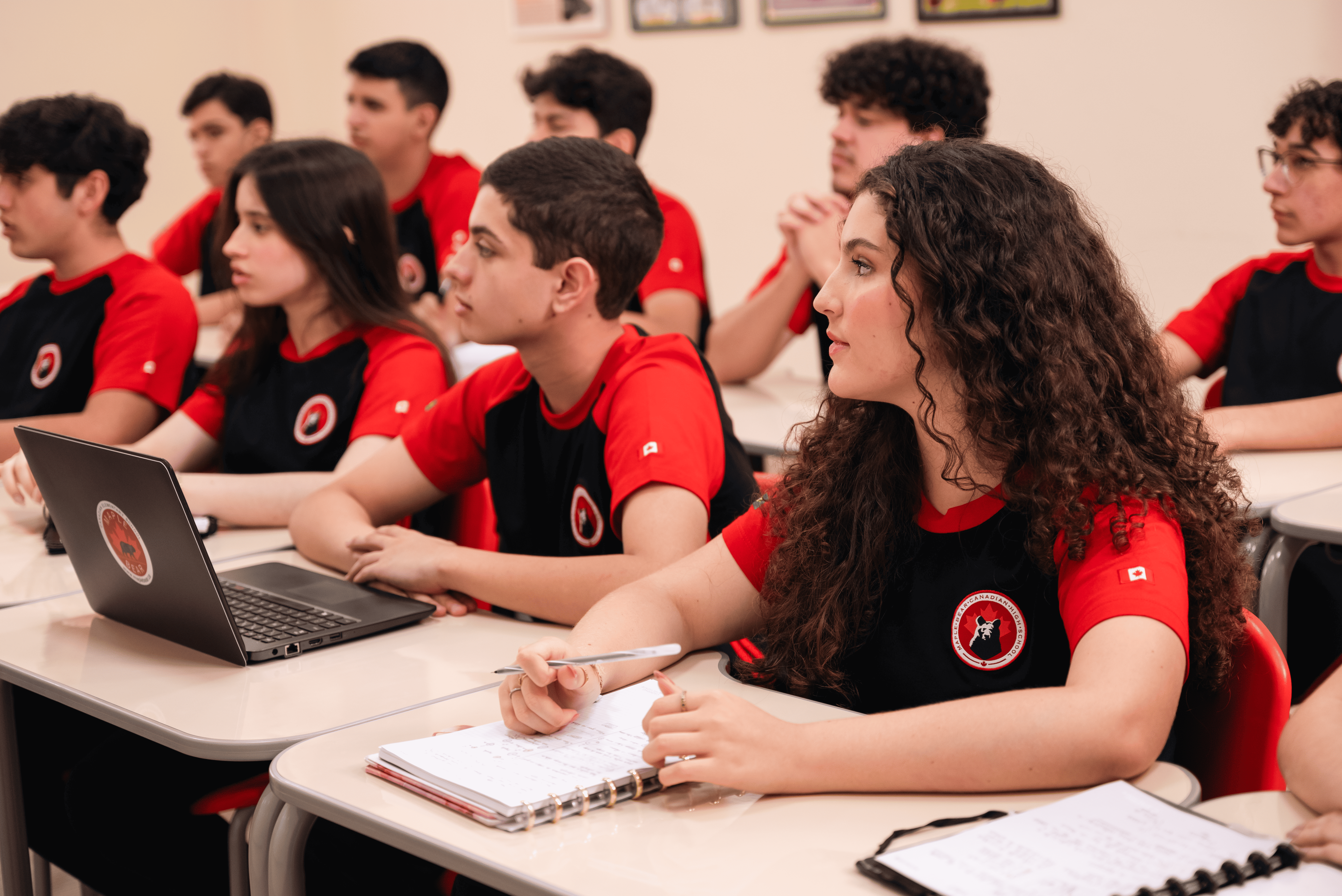 imagem-de-estudantes-maple-bear-fazendo-enem-2024