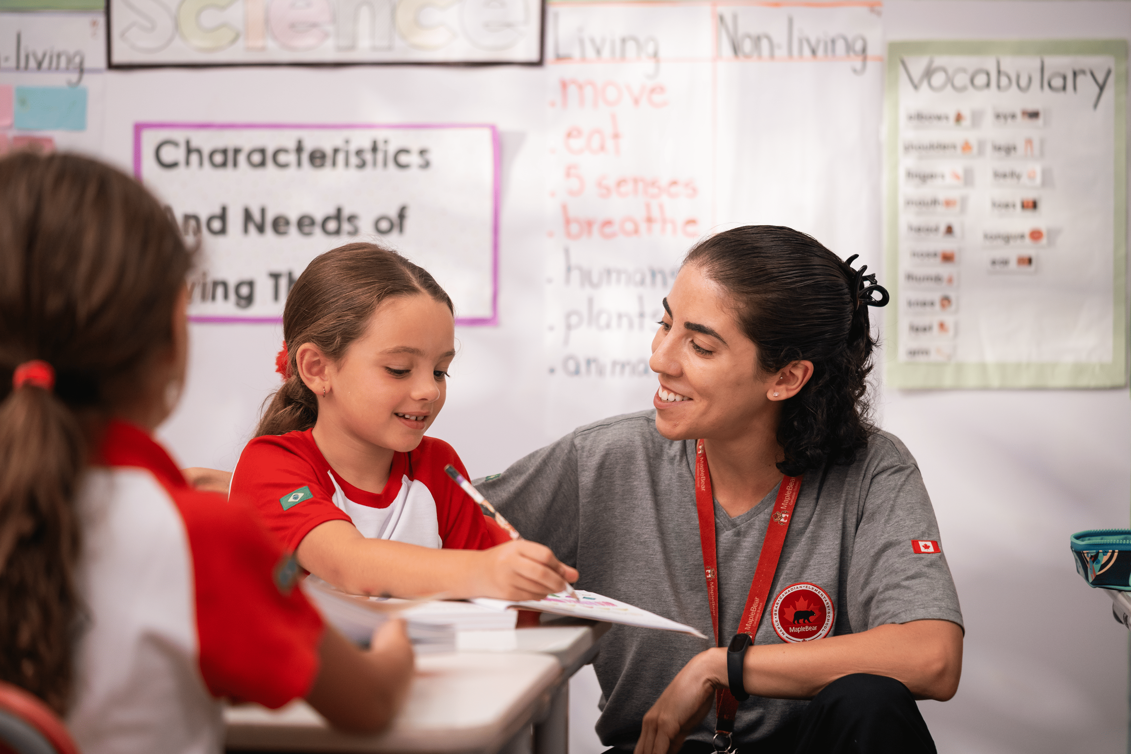 Uma professora canadense ensina inglês para crianças do ensino infantil.