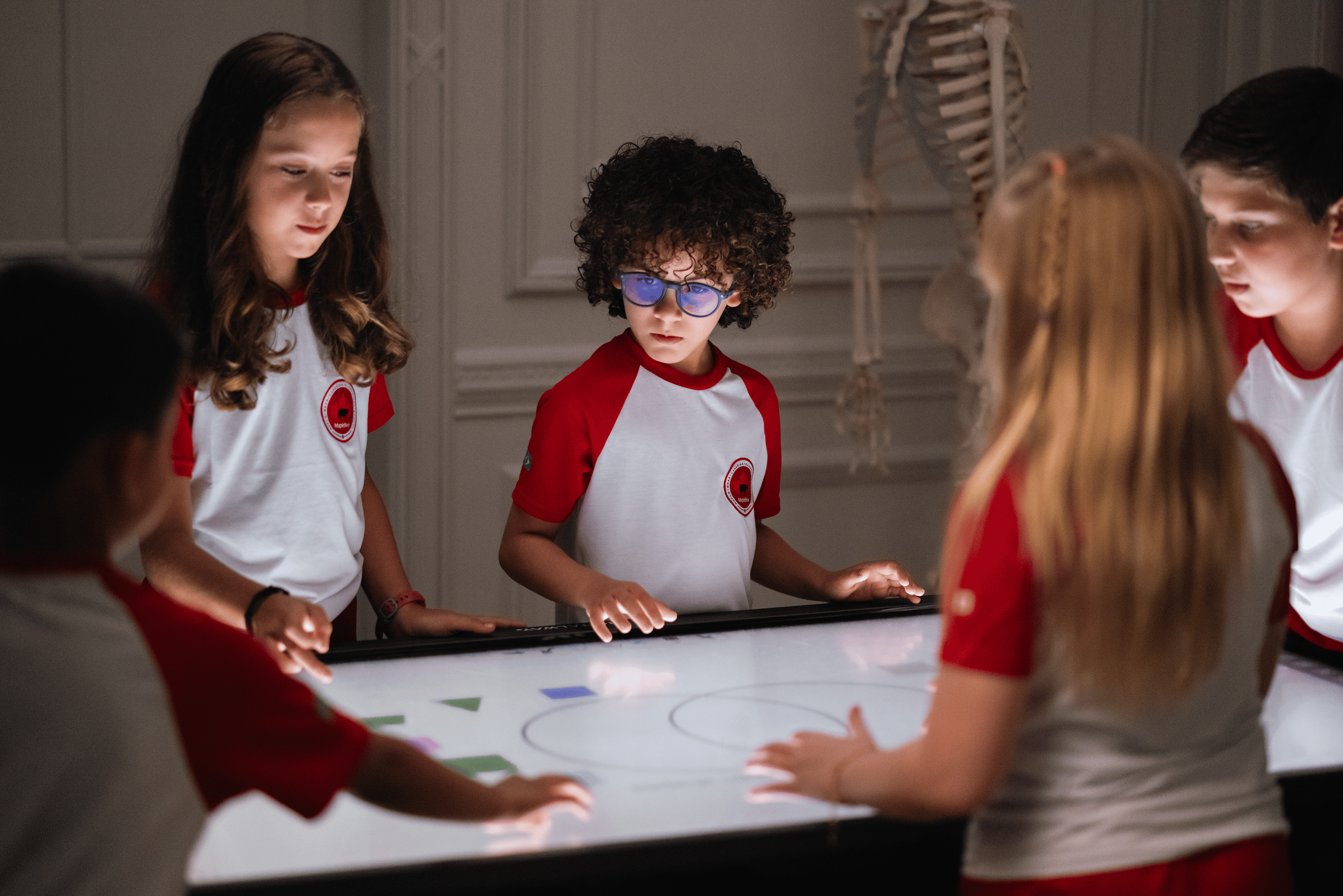 Alunos da educação infantil aprendem inglês através de formas coloridas na Maple Bear