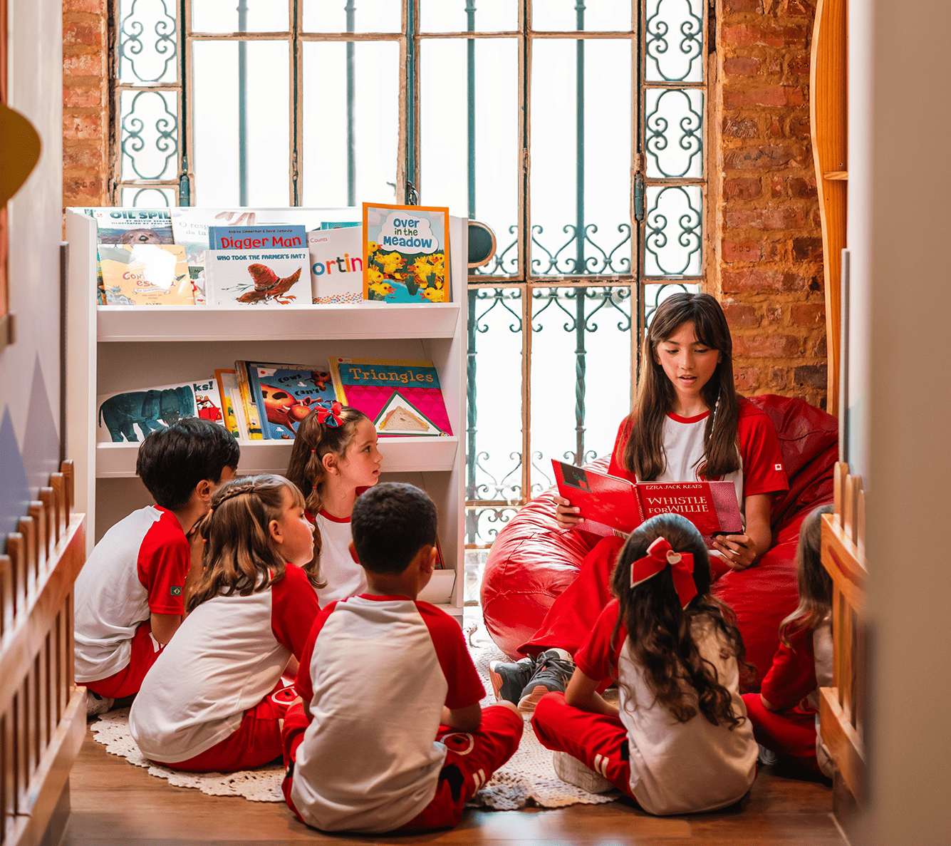 Estudantes do ensino fundamental da MapleBear aprendem nomes de lugares em ingles, no globo terrestre.