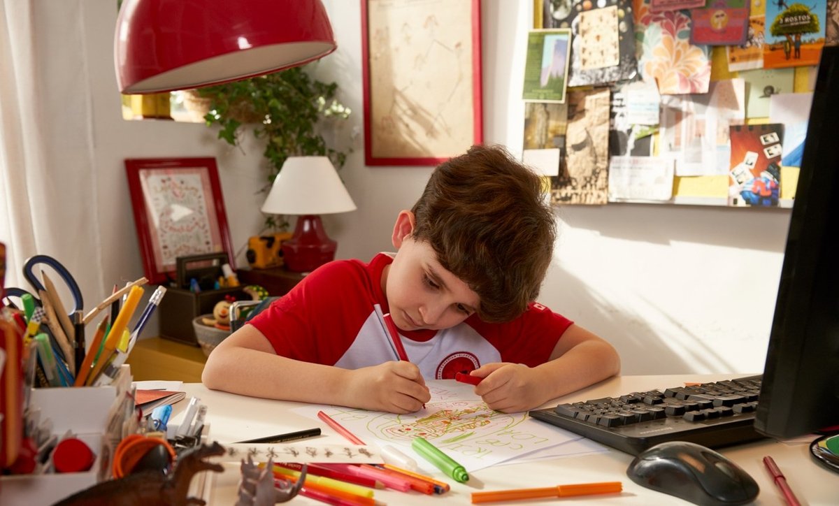 Aluno do ensino infantil com uniforme MapleBear aprendendo ingles atraves de desenhos