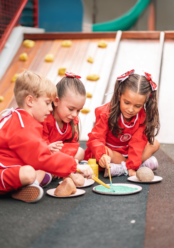Alunos felizes da Maple Bear, deitados no chao.